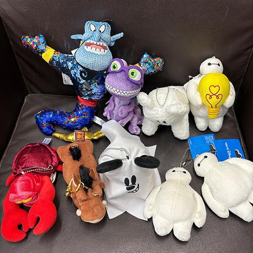 『ベイマックス』や『モンスターズ・インク』などのキャラクターをモチーフにしたぬいぐるみやマスコットチャームのセット