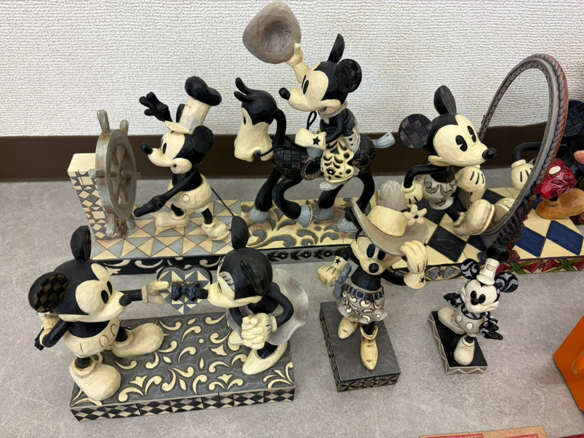 「Disney Traditions」シリーズ　モノクロームスタイルのディズニーフィギュア